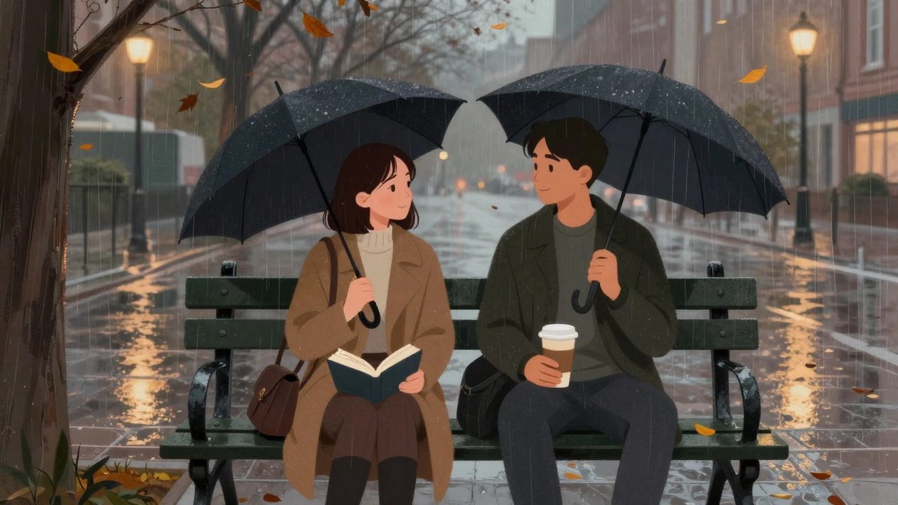 Два человека на скамейке в парке под дождем, просто общаются без обязательств.