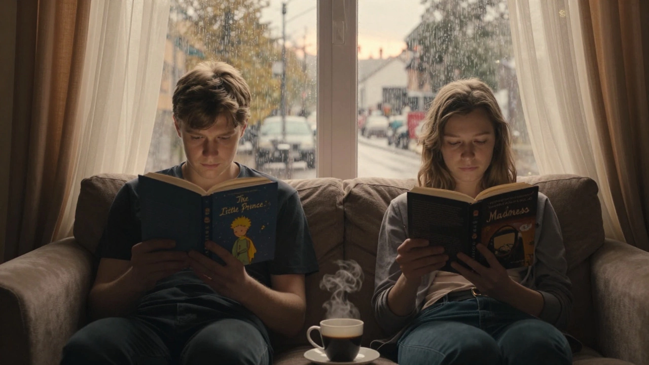 Два человека сидят рядом в книжной лавке, читают книги у окна, рядом — чашки кофе и дождь за стеклом.