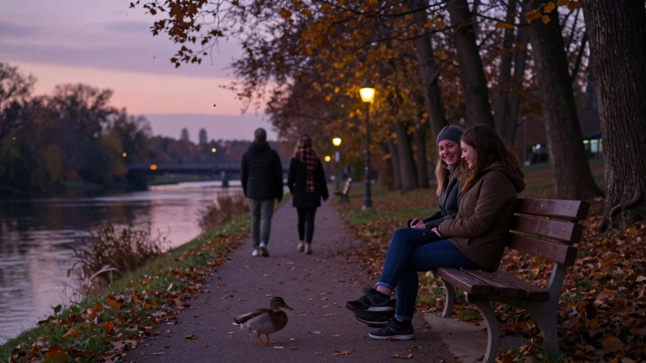 Люди останавливаются, наблюдая за уткой на лавке у реки на закате.