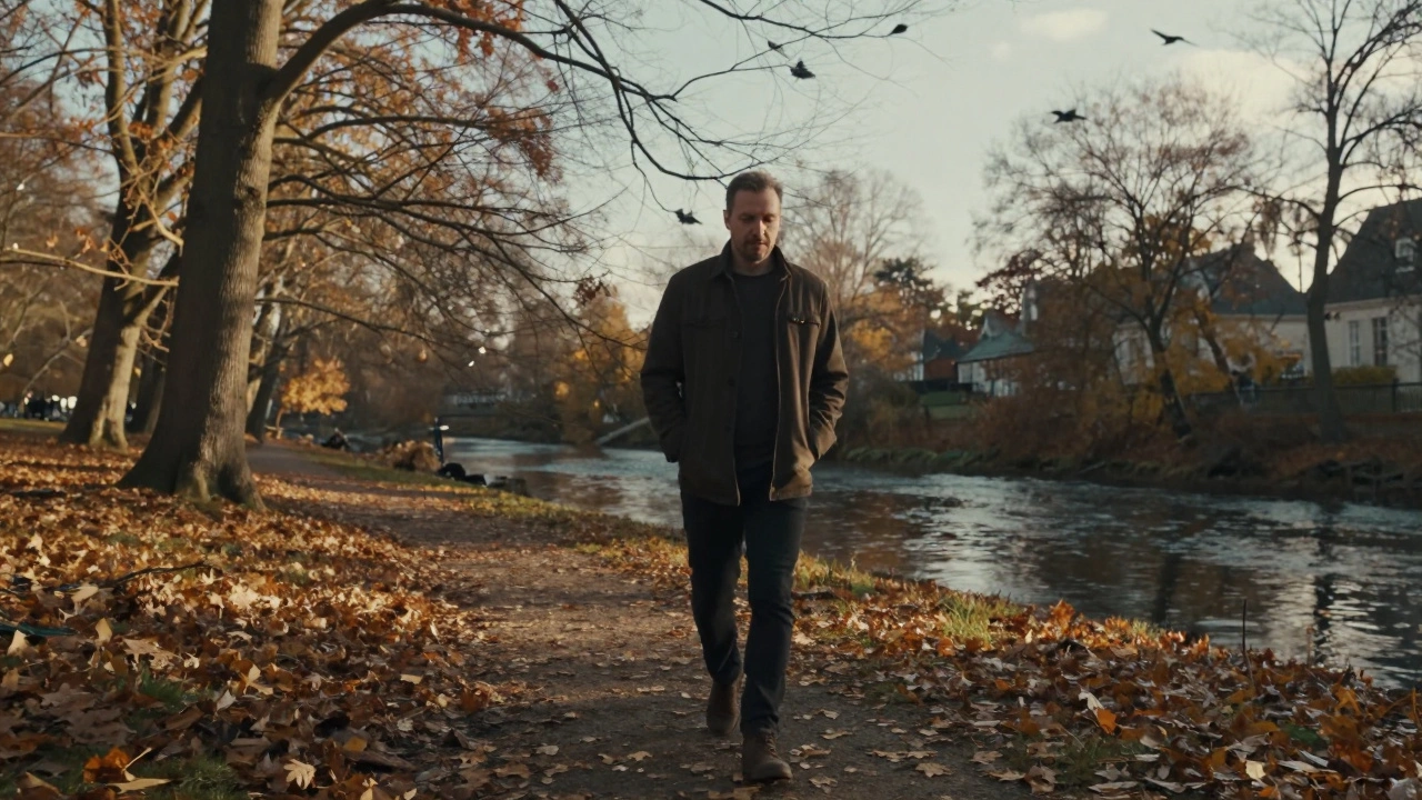 Мужчина медленно гуляет по парку осенью, шаги на листьях, без телефонов.