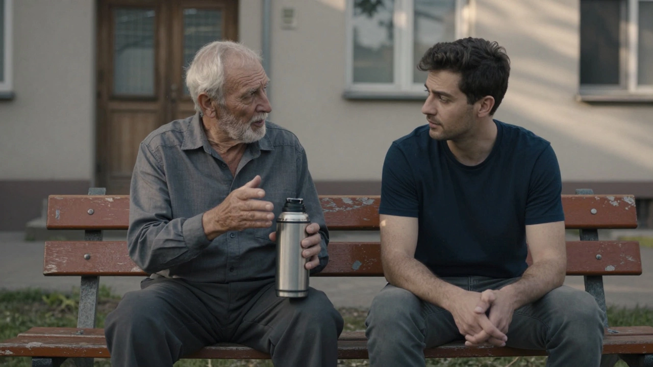 Два мужчины сидят на скамейке, один рассказывает, другой слушает, держа термос.