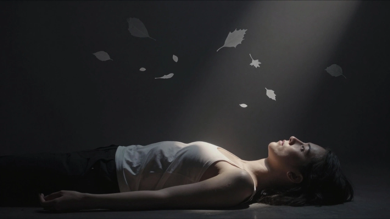 Человек лежит на спине ночью, глаза открыты, над головой скользят тени листьев, как мысли.