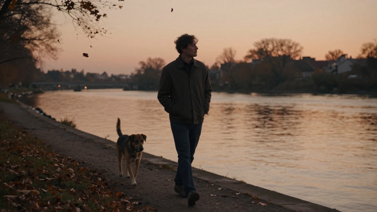 Мужчина медленно гуляет вдоль реки на закате, без цели и с ощущением покоя.