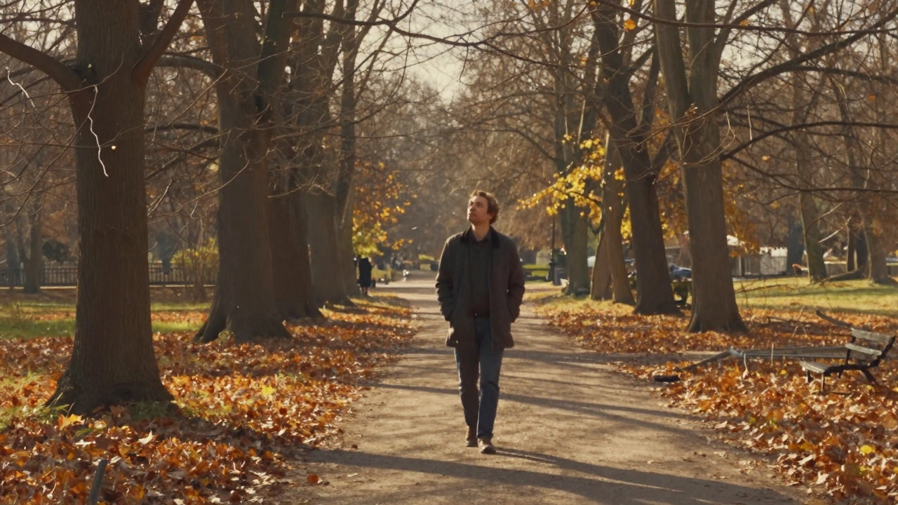 Мужчина спокойно гуляет в парке без телефона, наслаждаясь природой и тишиной.